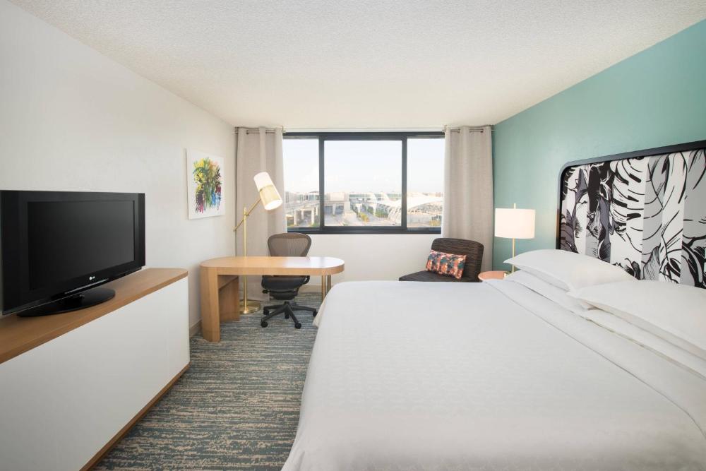 Club level, Guest room, 1 King, Top floor interior