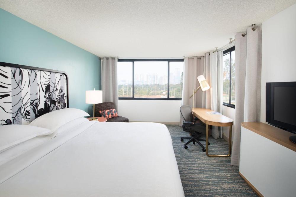 Traditional, Guest room, King, City view interior